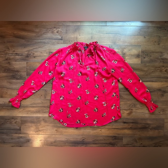 🌺 Ann Taylor Red Floral Smocked Neck Blouse – Size Small - Picture 4 of 11